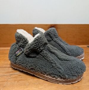 L.L.Bean Fleece-Lined Slippers – Women’s 6 – Green